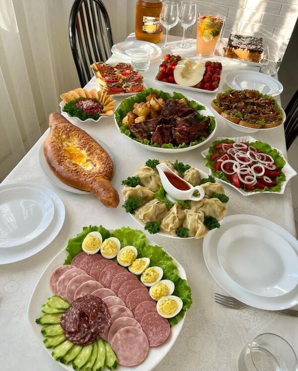 Подредена маса с домашно приготвена пъстра храна и свежи зеленчуци